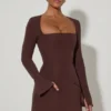 Vestido corto Taesha de cuello cuadrado y corte tulipán en marrón chocolate