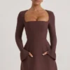 Vestido corto Taesha de cuello cuadrado y corte tulipán en marrón chocolate