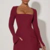 Vestido corto Taesha de cuello cuadrado y corte tulipán estructurado en rojo vino