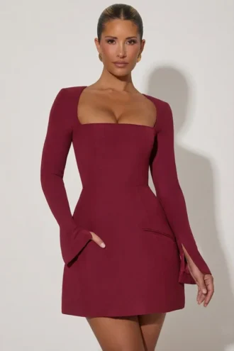 Vestido corto Taesha de cuello cuadrado y corte tulipán estructurado en rojo vino