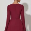 Vestido corto Taesha de cuello cuadrado y corte tulipán estructurado en rojo vino