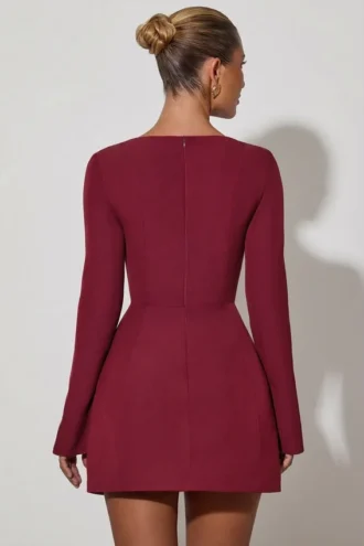 Vestido corto Taesha de cuello cuadrado y corte tulipán estructurado en rojo vino