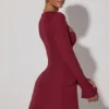 Vestido corto Taesha de cuello cuadrado y corte tulipán estructurado en rojo vino