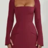 Vestido corto Taesha de cuello cuadrado y corte tulipán estructurado en rojo vino