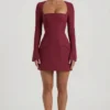 Vestido corto Taesha de cuello cuadrado y corte tulipán estructurado en rojo vino