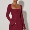 Vestido corto Taesha de cuello cuadrado y corte tulipán estructurado en rojo vino