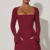 Vestido corto Taesha de cuello cuadrado y corte tulipán estructurado en rojo vino