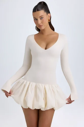 Vestido corto Tallou de modal con cintura baja y bajo abullonado en color marfil