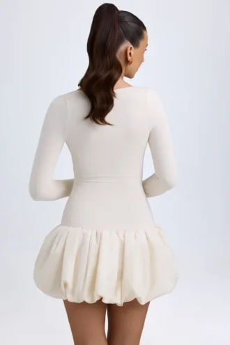 Vestido corto Tallou de modal con cintura baja y bajo abullonado en color marfil