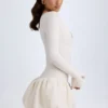 Vestido corto Tallou de modal con cintura baja y bajo abullonado en color marfil