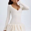 Vestido corto Tallou de modal con cintura baja y bajo abullonado en color marfil