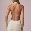 Vestido corto Tarryn con volantes, espalda descubierta y cuello halter en color marfil