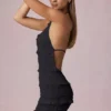 Vestido corto Tarryn con volantes, espalda descubierta y cuello halter en negro