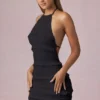 Vestido corto Tarryn con volantes, espalda descubierta y cuello halter en negro