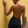 Vestido corto Tesni con cuello halter y tirantes en negro
