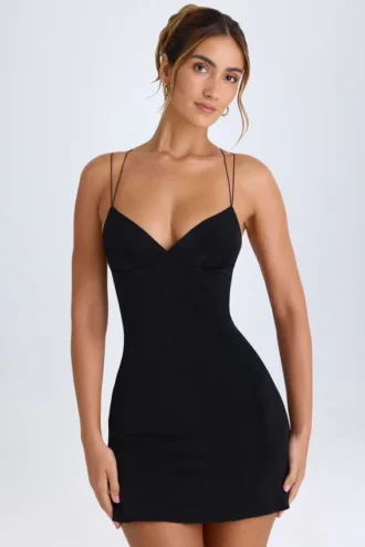 Vestido corto Tesni con cuello halter y tirantes en negro