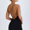 Vestido corto Tesni con cuello halter y tirantes en negro