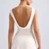 Vestido corto Tigen con hombros descubiertos, espalda con volantes y corte en A en color marfil