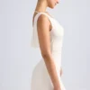Vestido corto Tigen con hombros descubiertos, espalda con volantes y corte en A en color marfil