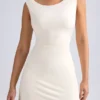 Vestido corto Tigen con hombros descubiertos, espalda con volantes y corte en A en color marfil