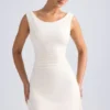Vestido corto Tigen con hombros descubiertos, espalda con volantes y corte en A en color marfil