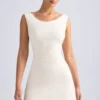 Vestido corto Tigen con hombros descubiertos, espalda con volantes y corte en A en color marfil