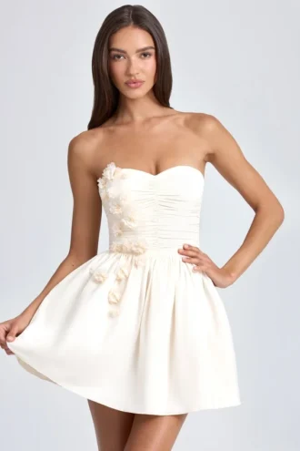 Vestido corto tipo corsé con apliques florales Mirabelle en color marfil