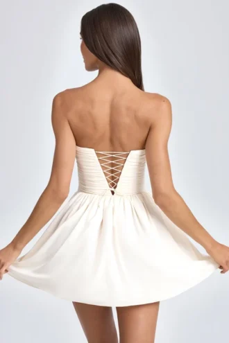 Vestido corto tipo corsé con apliques florales Mirabelle en color marfil