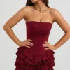 Vestido corto tipo corsé con volantes y volantes superpuestos Juliet en rojo baya