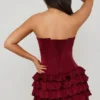 Vestido corto tipo corsé con volantes y volantes superpuestos Juliet en rojo baya