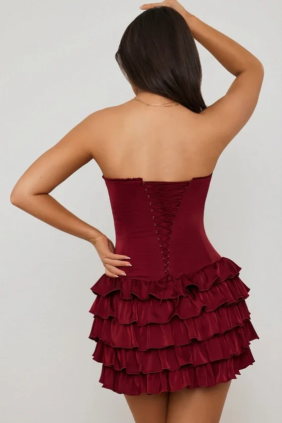 Vestido corto tipo corsé con volantes y volantes superpuestos Juliet en rojo baya