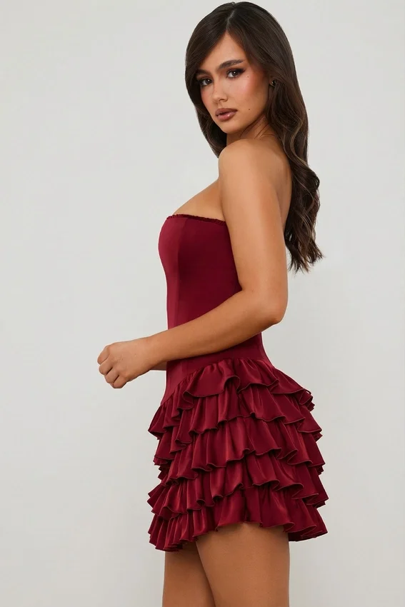 Vestido corto tipo corsé con volantes y volantes superpuestos Juliet en rojo baya