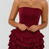 Vestido corto tipo corsé con volantes y volantes superpuestos Juliet en rojo baya