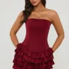 Vestido corto tipo corsé con volantes y volantes superpuestos Juliet en rojo baya