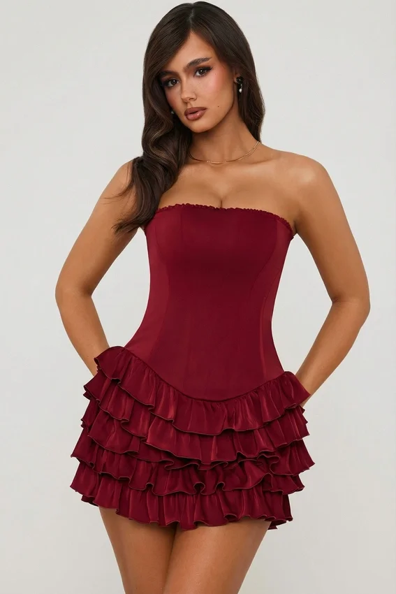 Vestido corto tipo corsé con volantes y volantes superpuestos Juliet en rojo baya