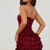 Vestido corto tipo corsé con volantes y volantes superpuestos Juliet en rojo baya