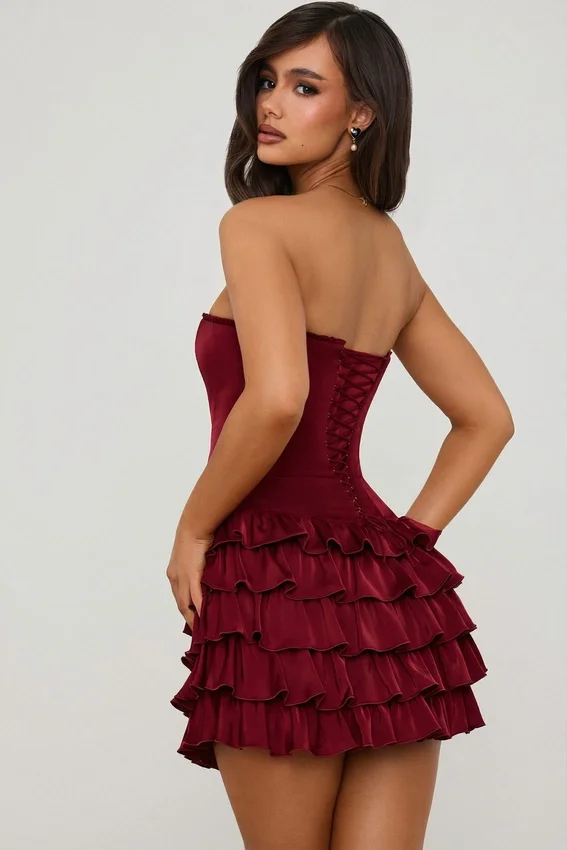 Vestido corto tipo corsé con volantes y volantes superpuestos Juliet en rojo baya