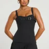 Vestido corto tipo falda escocesa de sarga cepillada con cintura baja de Clover en negro