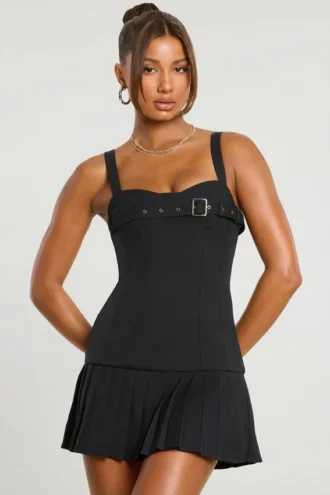 Vestido corto tipo falda escocesa de sarga cepillada con cintura baja de Clover en negro