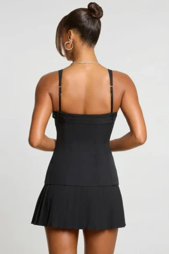 Vestido corto tipo falda escocesa de sarga cepillada con cintura baja de Clover en negro