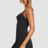 Vestido corto tipo falda escocesa de sarga cepillada con cintura baja de Clover en negro