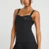 Vestido corto tipo falda escocesa de sarga cepillada con cintura baja de Clover en negro