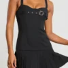 Vestido corto tipo falda escocesa de sarga cepillada con cintura baja de Clover en negro