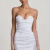 Vestido corto Tirza con fruncidos y corsé en blanco