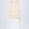 Vestido corto Toren con volantes y cordones en color marfil