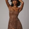 Vestido corto transparente con adornos y cuello redondo Durrani en color moca