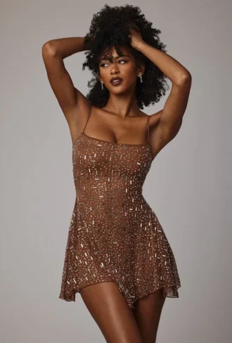 Vestido corto transparente con adornos y cuello redondo Durrani en color moca
