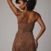 Vestido corto transparente con adornos y cuello redondo Durrani en color moca