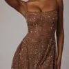 Vestido corto transparente con adornos y cuello redondo Durrani en color moca