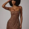 Vestido corto transparente con adornos y cuello redondo Durrani en color moca